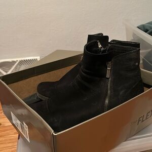 NIB the flexx ankle booties